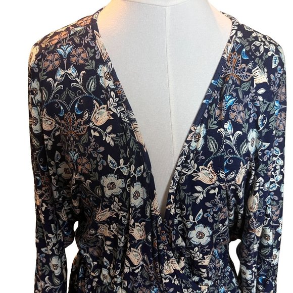 Chicwe Size 1X Open Front V Neck Blouse Blue Floral Stretchy Asymetrical Hem NWT - Picture 2 of 10